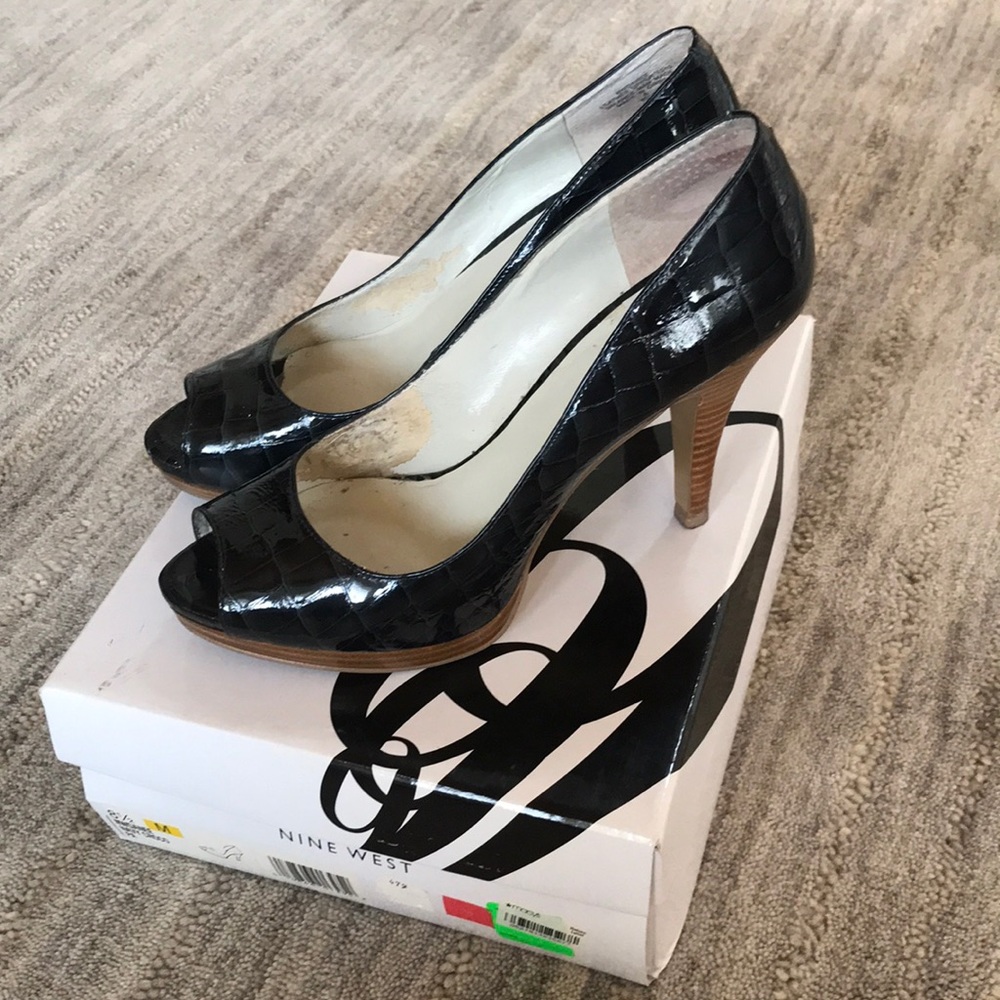 Nine West navy crocodile peep-toe pump,siz…